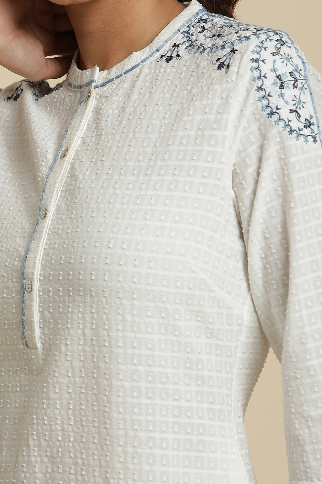 White Thread Embroidered Textured Cotton Kurta - Image 3
