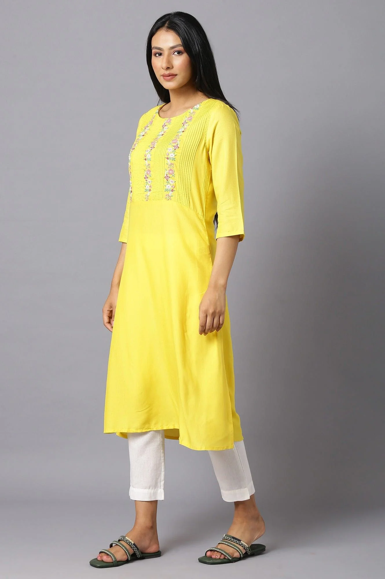Yellow Embroidered kurta With Lace Trimming - Image 3