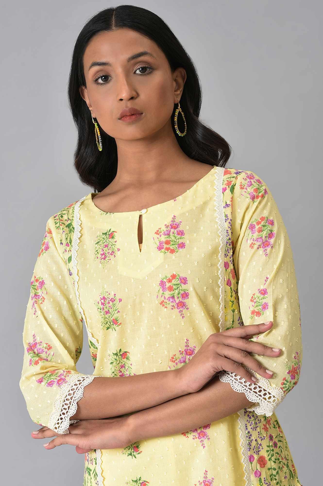Yellow Panelled Floral kurta With Lace Detail - Image 6